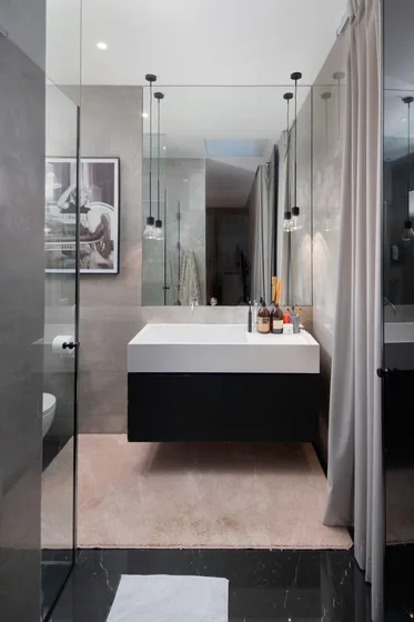 Stone-finished bathroom